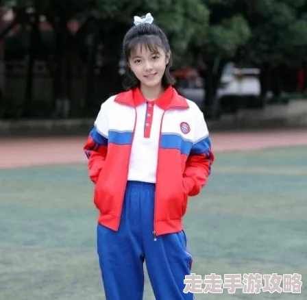 从校服衣袖看胸的三个基本原则：网友热议，认为这一现象反映了校园文化与学生个性之间的微妙关系