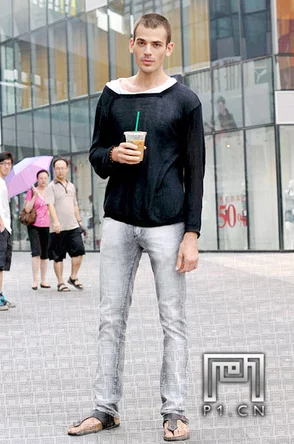 兄弟你女朋友的裤子很有特点啊，时尚潮流与个性设计如何影响服装选择与穿搭风格