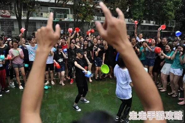 老师下面好多水，学生们纷纷围观，现场气氛热烈，引发网友热议与讨论，究竟发生了什么事情？