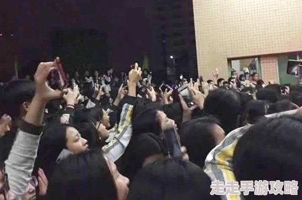 老师下面好多水，学生们纷纷围观，现场气氛热烈，引发网友热议与讨论，究竟发生了什么事情？