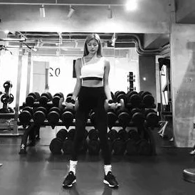 大胸美女www：社交媒体热议新晋模特，身材与才华并存引发网友热烈讨论与关注