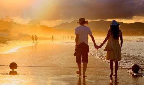 裸身之爱新鲜事信息情侣在海滩上体验自由自在的爱情生活