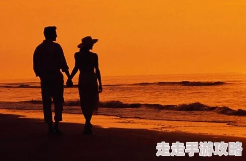 裸身之爱新鲜事信息情侣在海滩上体验自由自在的爱情生活