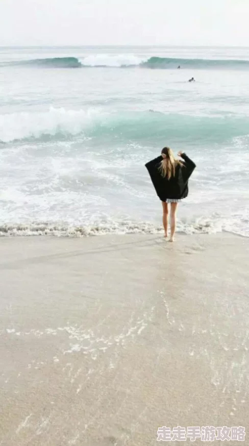 裸身之爱新鲜事信息情侣在海滩上体验自由自在的爱情生活