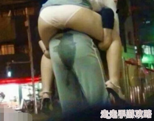 美女扒开尿口给男人桶小区门口惊现神秘花园居民纷纷驻足观赏