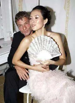 那夜四次揭秘某明星的私生活，引发娱乐圈地震