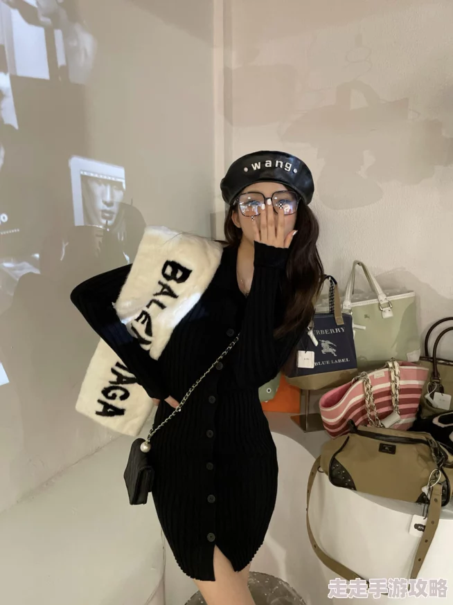 在线精品自偷自拍春季新款上市潮流穿搭引领时尚潮流