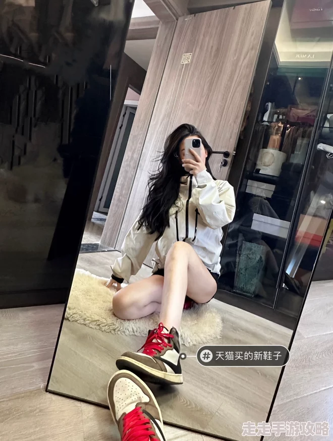 在线精品自偷自拍春季新款上市潮流穿搭引领时尚潮流