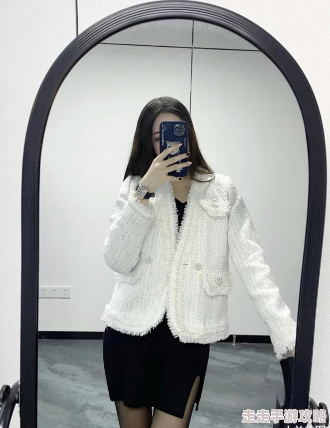 在线精品自偷自拍春季新款上市潮流穿搭引领时尚潮流