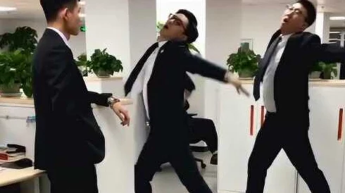 老板办公室噗嗤好爽这句网络流行语描述了在工作环境中突然感到轻松愉悦的瞬间 老板办公室噗嗤好爽这句网络流行语描述了在工作环境中突然感到轻松愉悦的瞬间