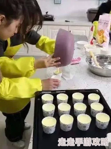 妈妈和女儿的隐秘夜晚两人决定尝试做一次深夜烘焙蛋糕,体验厨房冒险的乐趣 妈妈和女儿的隐秘夜晚两人决定尝试做一次深夜烘焙蛋糕,体验厨房冒险的乐趣