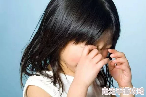 小孩半夜回姐姐喂姐姐吃萝卜这可能是小孩表达对姐姐的爱和关心的一种方式 小孩半夜回姐姐喂姐姐吃萝卜这可能是小孩表达对姐姐的爱和关心的一种方式