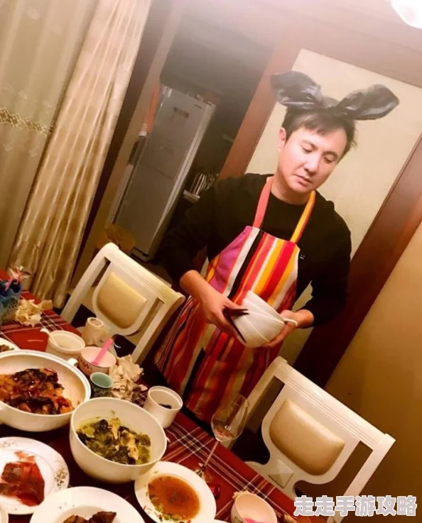 三代共用一女h指的是一个家庭中祖孙三代人共同生活在一起的现象