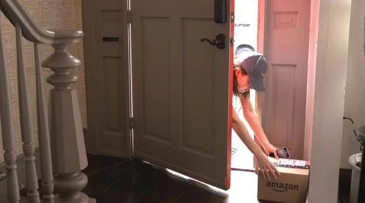 亚洲精品国产摄像头亡命快递