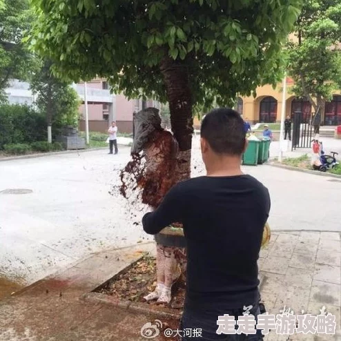 老头的粗大家火近日一位老头在公园里意外发现了一只迷路的小狗，吸引了众多路人围观。