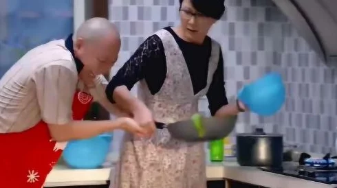 翁公在厨房和我猛烈进出小说这部小说近日在网络上引发热议,许多读者分享了他们的阅读体验。 翁公在厨房和我猛烈进出小说这部小说近日在网络上引发热议,许多读者分享了他们的阅读体验。
