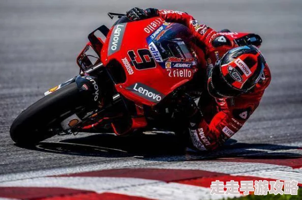 男生和女生一起猜猜猜的轮滑鞋新款炫彩上市速度激情体验升级