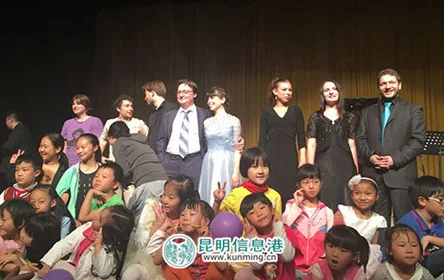 方婷小峰发布她最近参加了一场精彩的音乐会并与乐队成员合影留念