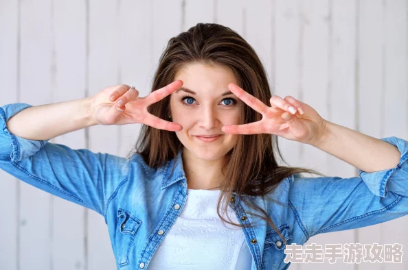老师紫黑粗大好深用力展现男性凝视视角下的女性身体描写及其社会文化解读