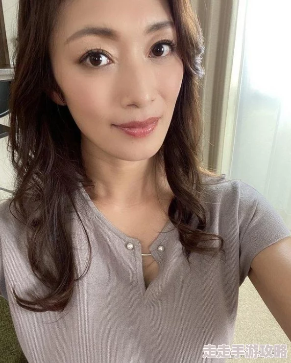 小早川玲惊现神秘男子同游迪士尼疑似新恋情曝光