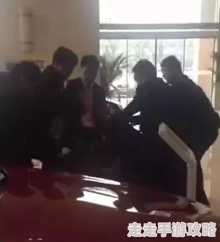 原题“撑开惨叫黑人摧残蹂躏”视频内容涉嫌违法犯罪吁网民积极举报共同抵制网络暴力
