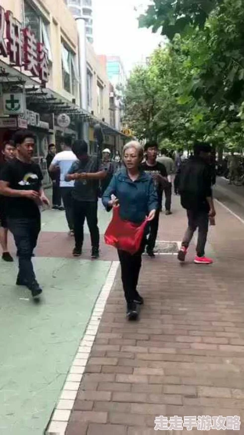 搡老太婆中国老太婆微博为什么引起热议为何激起社会讨论