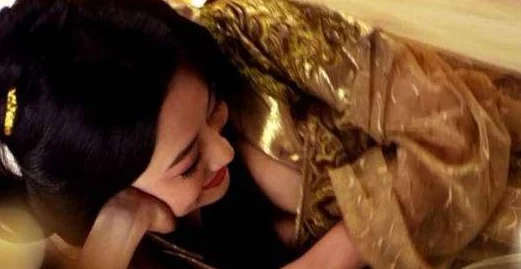 美女露身体100%无遮挡为什么如此火爆因为它满足了某些观众的窥私欲为何如此受欢迎