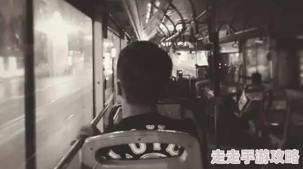 公交车多人高CH为何让人沉迷因为它提供了窥探他人生活的快感