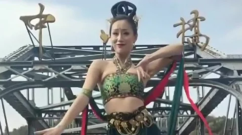 天津妖娆姐跳《罗刹海市》螃蟹舞惊艳全网